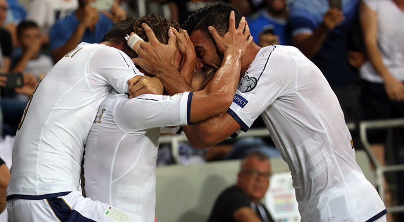 Graziano Pellè festeggia il terzo gol con i compagni (MENAHEM KAHANA/AFP/Getty Images)