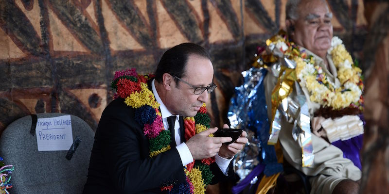 Il presidente francese François Hollande beve della kava durante una cerimonia sull'Isola di Wallis, che fa parte del territorio francese di Wallis e Futuna, in Oceania, il 22 febbraio 2016 (STEPHANE DE SAKUTIN/AFP/Getty Images)