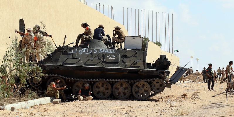 Soldati fedeli al governo libico di unità nazionale a Sirte, in Libia, il 3 settembre 2016 (MAHMUD TURKIA/AFP/Getty Images)