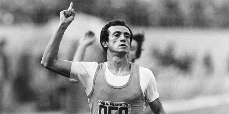 Mennea supera il traguardo durante i Campionati europei di atletica leggera di Praga 1978 (AFP/Getty Images)