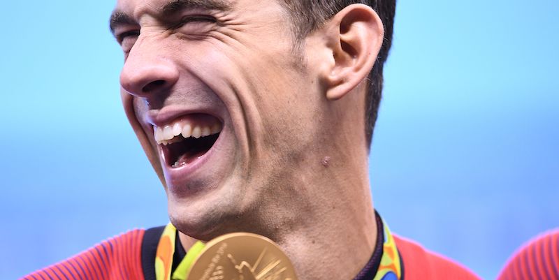 Michael Phelps con uno degli ori vinti a Rio (GABRIEL BOUYS/AFP/Getty Images)