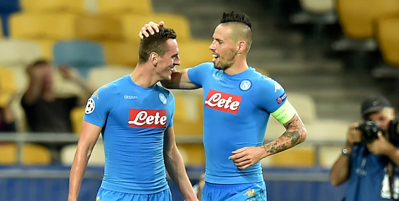 Arkadiusz Milik e Marek Hamsik dopo il secondo gol di Malik contro la Dinamo Kiev (SERGEI SUPINSKY/AFP/Getty Images)