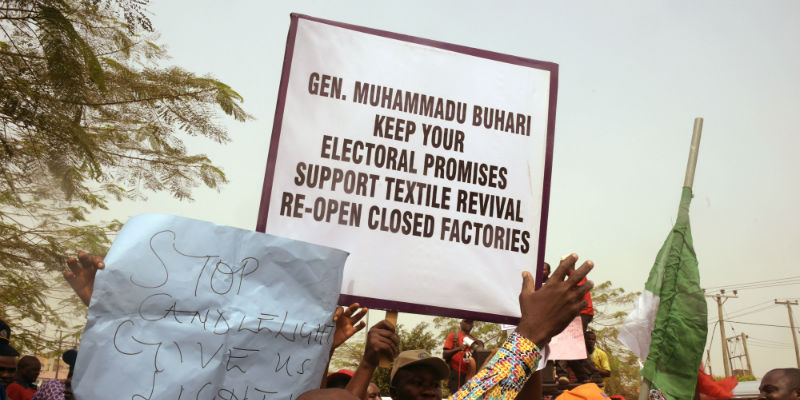 Alcuni cartelli critici verso il presidente della Nigeria Muhammadu Buhar, che chiedono la riapertura di fabbriche tessili e l'aumento dei prezzi delle forniture elettriche, l'8 febbraio 2016 a Lagos (PIUS UTOMI EKPEI/AFP/Getty Images)