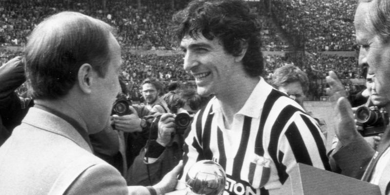 Paolo Rossi con il Pallone d'Oro nel 1983 (ANSA/OLDPIX)