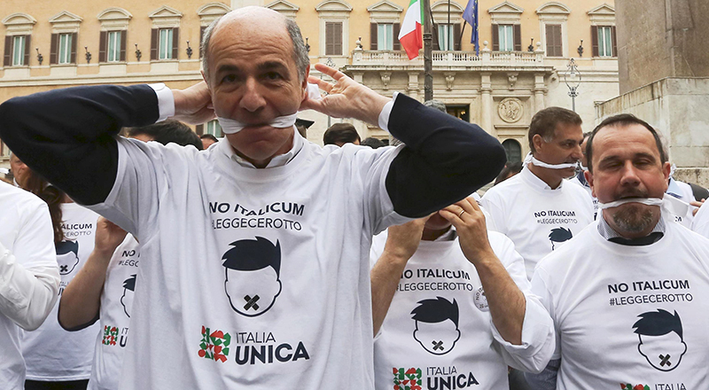 Corrado Passera, ex leader di Italia Unica, durante una manifestazione contro la nuova legge elettorale, nel 2015 davanti a Montecitorio, Roma (ANSA/FABIO CAMPANA