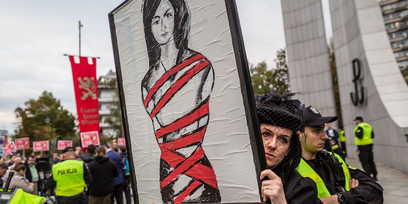 Una donna manifesta contro il disegno di legge per eliminare l'aborto legale in Polonia davanti al parlamento, a Varsavia, il 22 settembre 2016 (WOJTEK RADWANSKI/AFP/Getty Images)