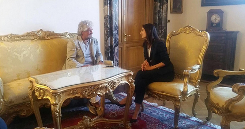 Beppe Grillo e Virginia Raggi durante un incontro in Campidoglio a Roma il 12 luglio 2016, in una foto pubblicata sul profilo Twitter di Raggi