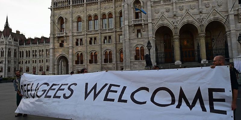 Un gruppo di attivisti ungheresi manifestano per il Sì al referendum sulle quote di migranti assegnate dall'Unione Europea di fronte al palazzo del parlamento (ATTILA KISBENEDEK/AFP/Getty Images)