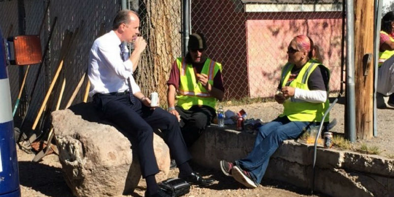 Il sindaco di Albuquerque Richard Berry pranza con alcuni mendicanti che partecipano al programma There's a Better Way