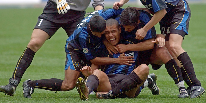 Ronaldo festeggiato dai compagni dell'Inter Francesco Toldo, Ivan Cordoba, Sergio Conceicao e Vratislav Gresko, il 28 aprile del 2002 (AP Photo/Luca Bruno)