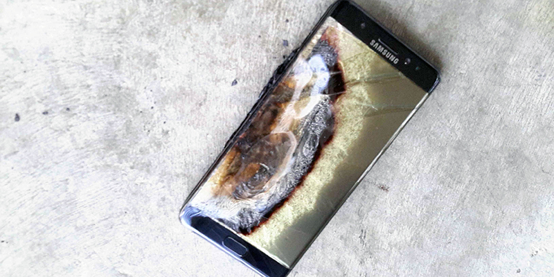 Un Samsung Galaxy Note 7 bruciato durante la ricarica, secondo il suo proprietario (Crushader)