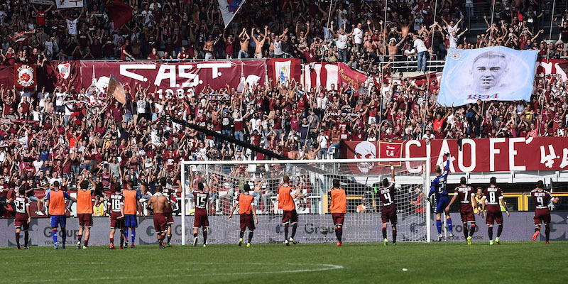 Giocatori e tifosi del Torino festeggiano la vittoria contro la Roma (Tullio M. Puglia/Getty Images)