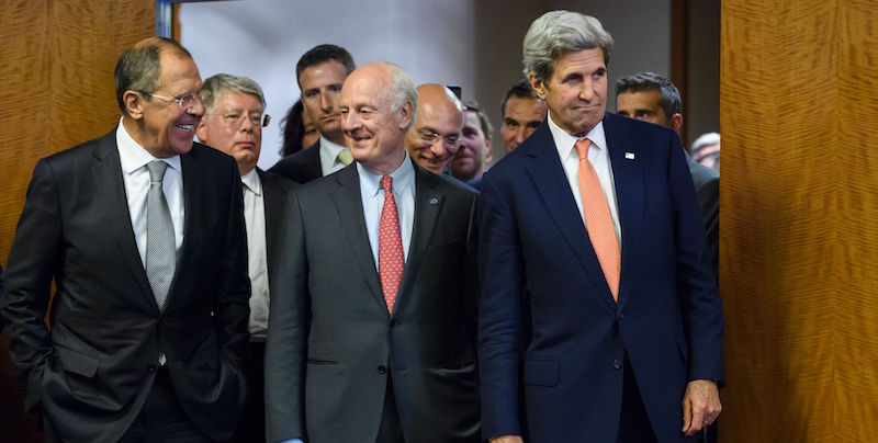Da sinistra a destra, il ministro degli Esteri russo Sergei Lavrov, l'inviato speciale per la Siria dell'ONU Staffan de Mistura e il segretario di Stato americano John Kerry a Ginevra (FABRICE COFFRINI/AFP/Getty Images)