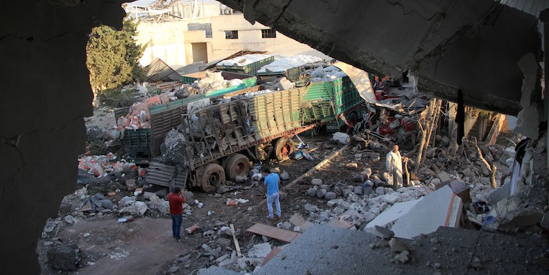 Uno dei camion danneggiati nel bombardamento di lunedì vicino ad Aleppo, in Siria (OMAR HAJ KADOUR/AFP/Getty Images)