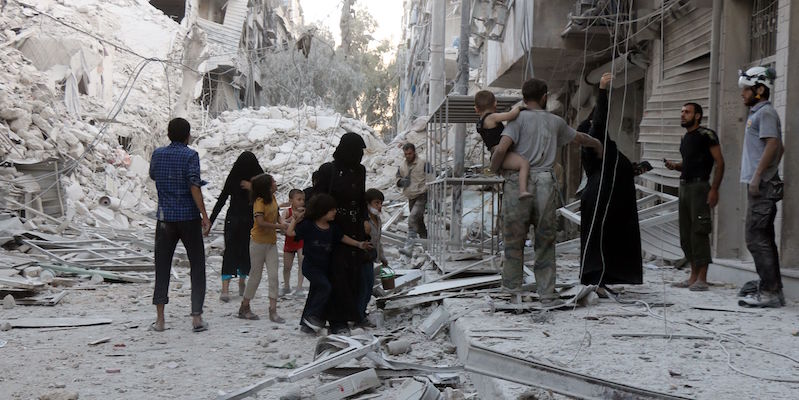 Una famiglia siriana dopo un attacco aereo su Aleppo (THAER MOHAMMED/AFP/Getty Images)