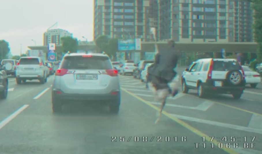 No, in Kazakistan non cavalcano gli struzzi per superare il traffico