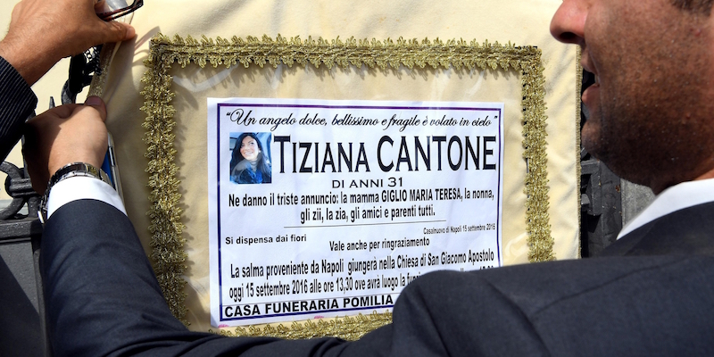 L'annuncio del funerale di Tiziana Cantone a Casalnuovo, in provincia di Napoli, il 15 settembre 2016 (ANSA/ CIRO FUSCO)