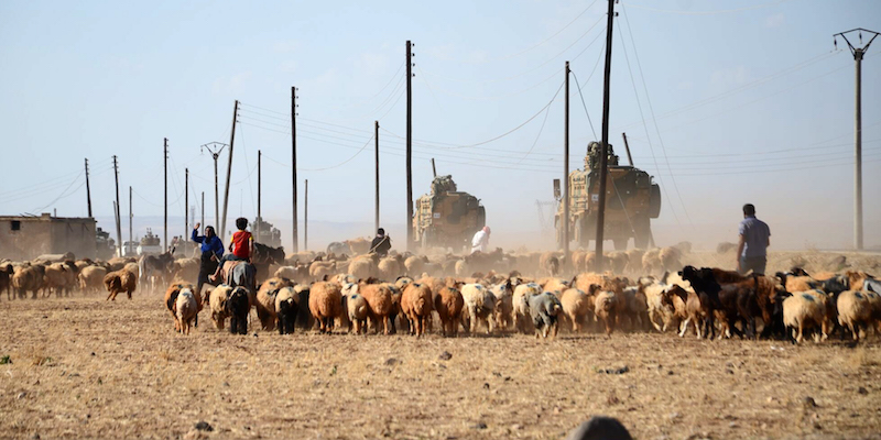 Soldati turchi su una strada a circa due chilometri dalla città siriana di al Rai (NAZEER AL-KHATIB/AFP/Getty Images)