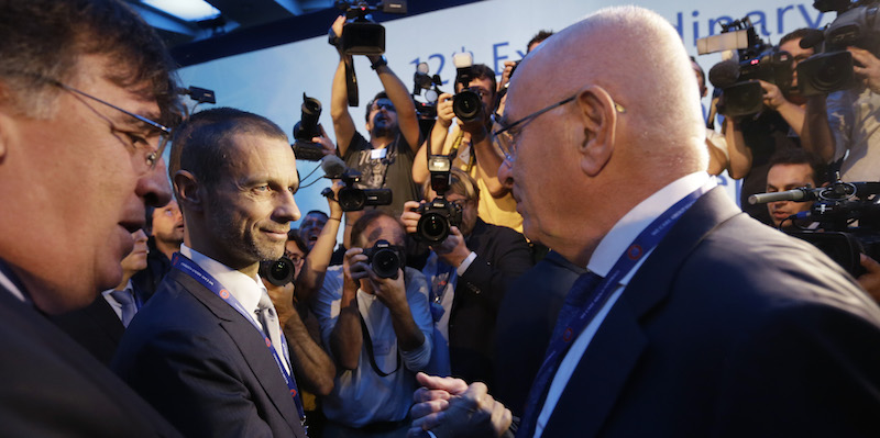 Aleksander Ceferin e Michael van Praag (AP Photo/Thanassis Stavrakis)