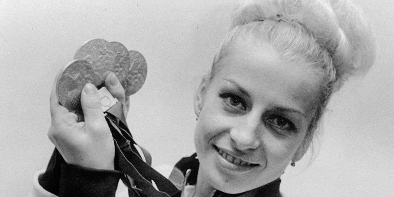 Věra Čáslavská con le quattro medaglie d'oro vinte alle Olimpiadi di Città del Messico nel 1968 (AP)