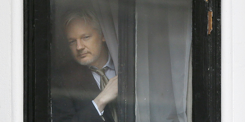 Julian Assange alla finestra, 5 febbraio 2016 (AP Photo/Kirsty Wigglesworth)