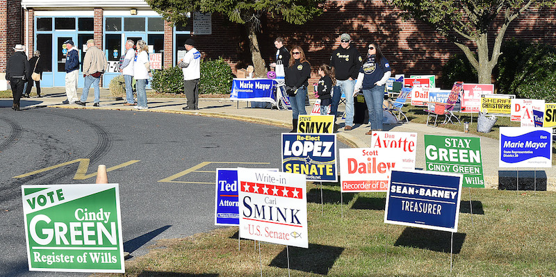 Cartelli elettorali dei candidati al Congresso in Delaware. (AP Photo/The Wilmington News-Journal, Chuck Snyder) 
