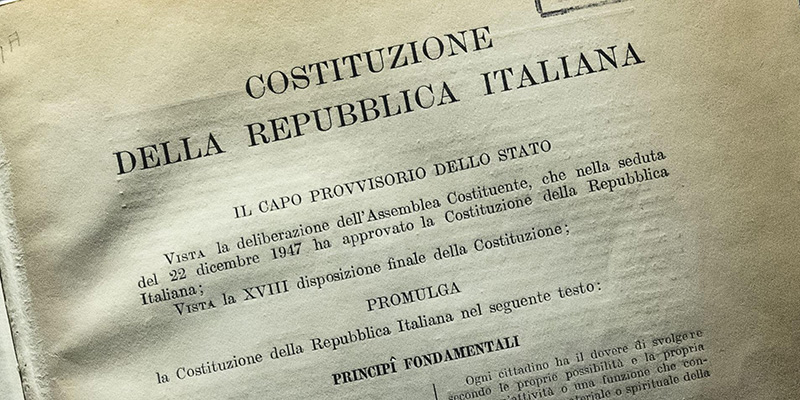 Una delle tre copie originali della Costituzione italiana esposta all'iniziativa (ANSA/ANGELO CARCONI)