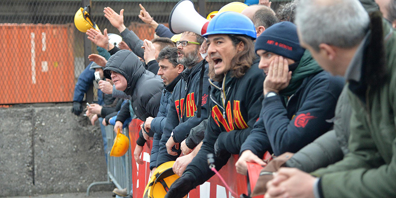 Un momento del corteo degli operai Ilva, Genova, 27 gennaio 2016 (ANSA / LUCA ZENNARO)