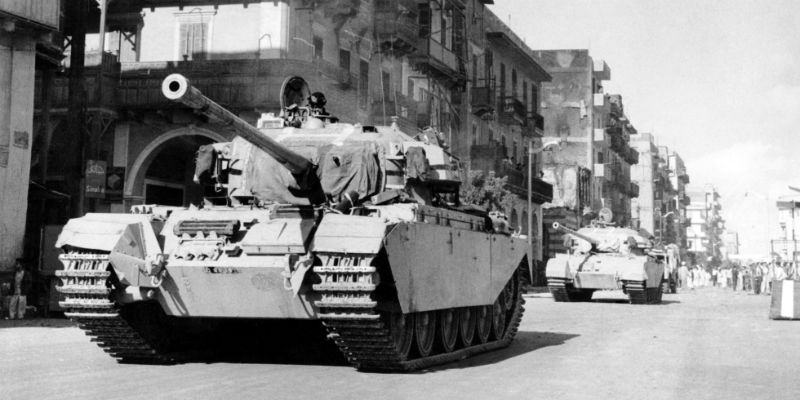 Un carroarmato inglese per le strade di Porto Said, in Egitto, nei primi giorni del novembre 1956 AP Photo)