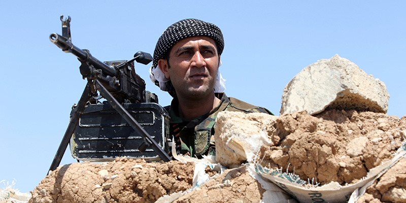 Un peshmerga curdo vicino a Bashiqa, a circa tredici chilometri a nord est di Mosul (AHMAD AL-RUBAYE/AFP/Getty Images)