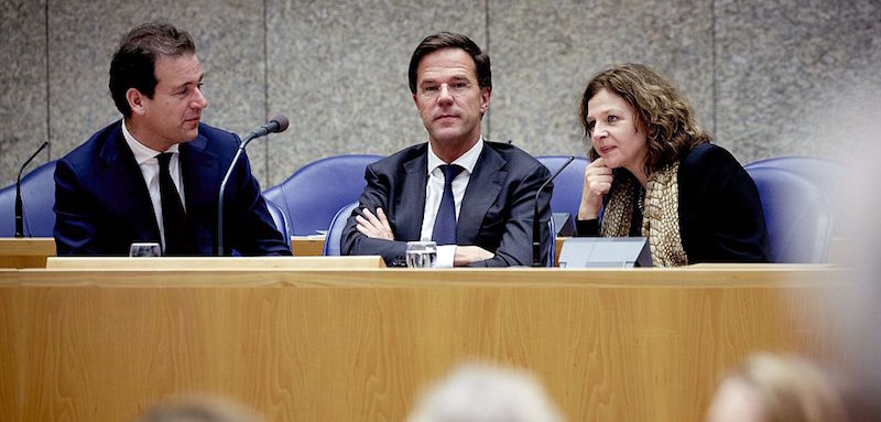 Il primo ministro olandese Mark Rutte (al centro) e la ministra della Salute Edith Schippers (a sinistra) (Martijn Beekman/AFP/Getty Images)