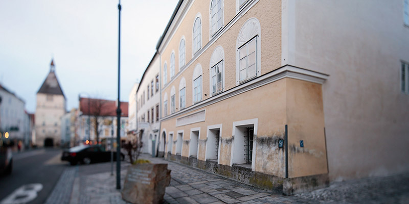 La casa natale di Adolf Hitler e la targa su suolo pubblico, Braunau am Inn, Austria (Johannes Simon/Getty Images)
