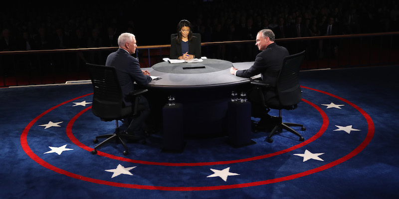 Mike Pence, Tim Kaine e la giornalista Elaine Quijano. (Joe Raedle/Getty Images)