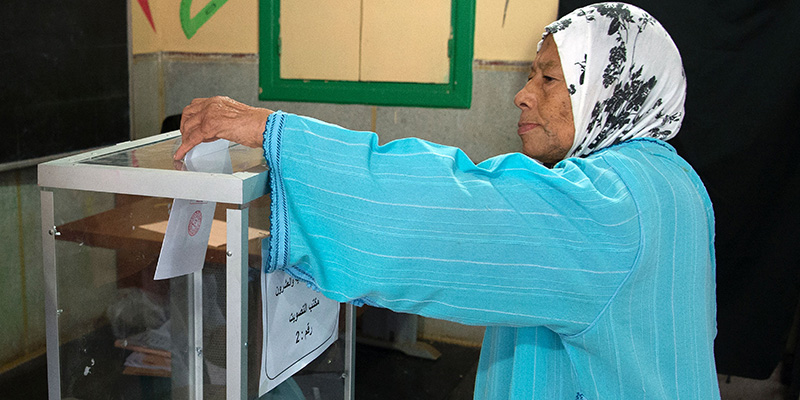 Una donna al voto a Rabat (FADEL SENNA/AFP/Getty Images)