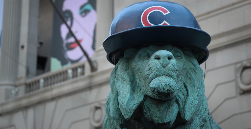 Una statua davanti all'Art Institute di Chicago, con un cappello dei Cubs (Scott Olson/Getty Images)