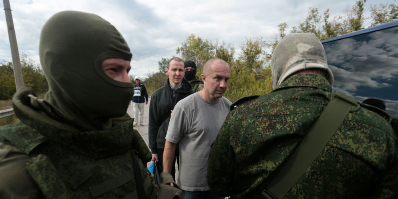 Dei ribelli filo-russi partecipano a uno scambio di prigionieri a Schastya, nell'Ucraina orientale, il 17 settembre 2016 (ALEXEY FILIPPOV/AFP/Getty Images)