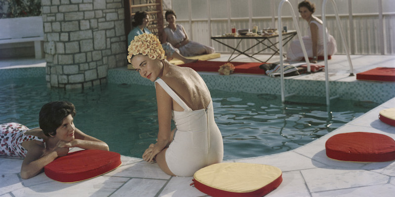 Gli ospiti si rilassano nella piscina sull'attico del Canellopoulos, Atene 1961.
©Slim Aarons/Getty Images