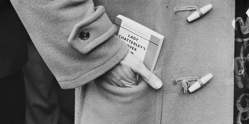 Un uomo con una copia di "L'amante di Lady Chatterley" di Penguin poco dopo che ne fu autorizzata la pubblicazione nel Regno Unito nel 1960 (Durrant/Daily Express/Getty Images)