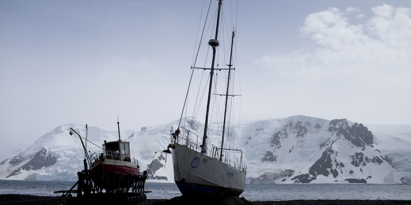 Barche sulla spiaggia di 
Bahia Almirantazgo, in Antartide, il 27 gennaio 2015 (AP Photo/Natacha Pisarenko)