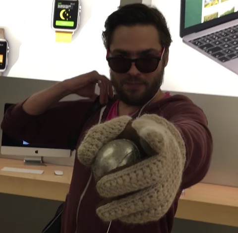 Il video di un tizio piuttosto arrabbiato che distrugge molti iPhone e Mac in un Apple Store