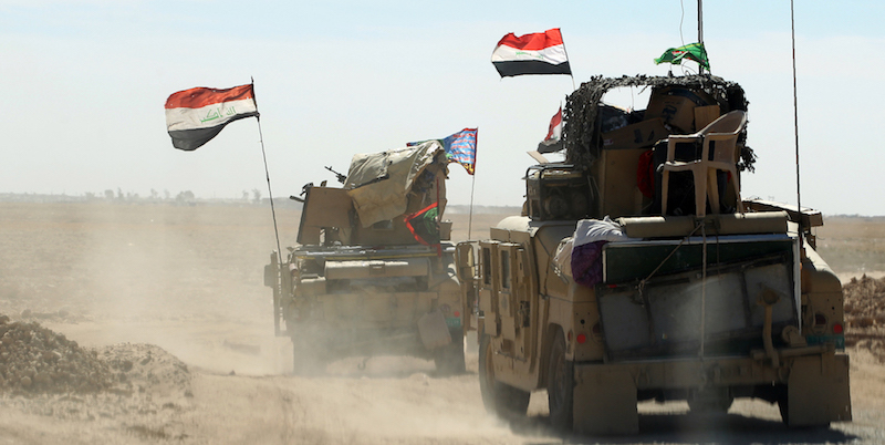 Militari iracheni si riuniscono alla base militare di Qayyarah, a circa 60 chilometri da Mosul, 16 ottobre 2016
(AHMAD AL-RUBAYE/AFP/Getty Images)