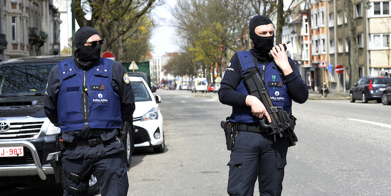 Due poliziotti belgi a Etterbeek (THIERRY CHARLIER/AFP/Getty Images)