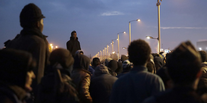 Migranti in coda per venire registrati dalle autorità prima di lasciare il campo di Calais, 25 ottobre 2016
(AP Photo/Matt Dunham)