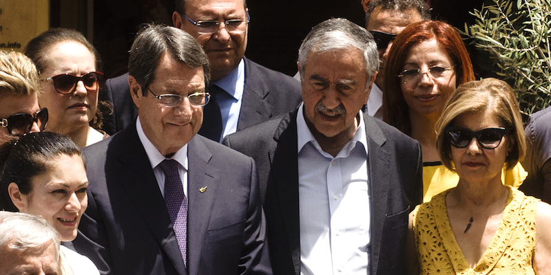 Il presidente greco-cipriota Nicos Anastasiades (a sinistra) e il presidente turco-cipriota Mustafa Akinci a Nicosia (IAKOVOS HATZISTAVROU/AFP/Getty Images)