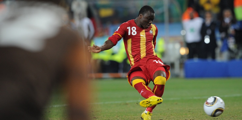 Dominic Adiyiah del Ghana durante i calci di rigore nei quarti di finale dei Mondiali del 2010 contro l'Uruguay (PEDRO UGARTE/AFP/Getty Images)