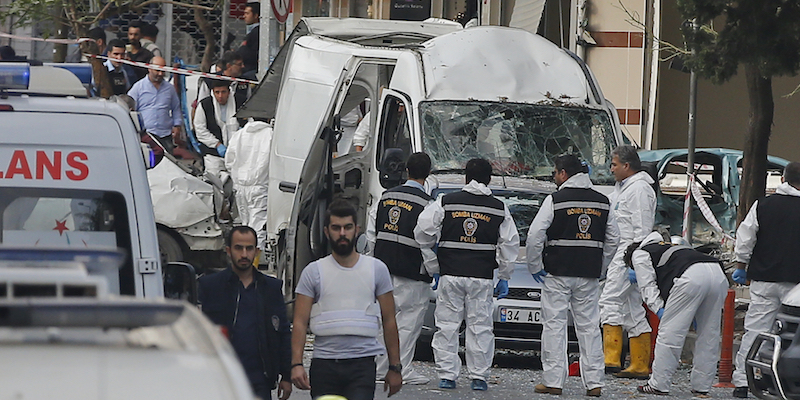 C’è stata un’esplosione vicino alla sede della polizia a Istanbul: 10 persone sono rimaste ferite