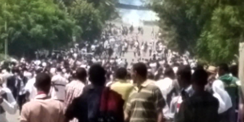 I manifestanti Oromo durante la protesta di domenica a Bishoftu, Etiopia (AP Photo/Elias Meseret)