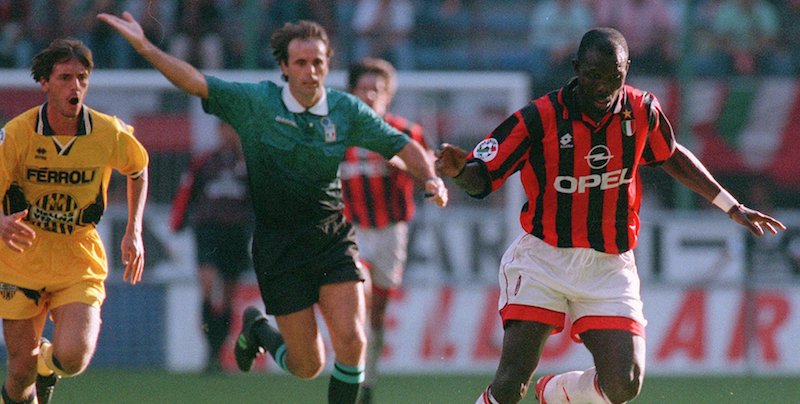 George Weah poco prima di segnare uno dei suoi gol più belli con il Milan (AP Photo/Carlo Fumagalli)