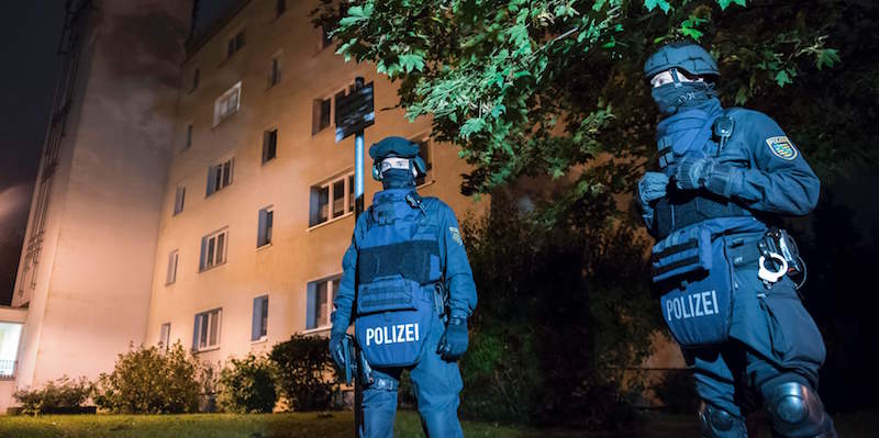 Due agenti di polizia a Chemnitz, in Germania (JENS-ULRICH KOCH/AFP/Getty Images)