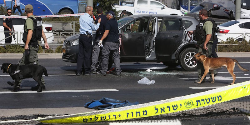 La polizia israeliana raccoglie delle prove sulla scena della sparatoria avvenuta il 9 ottobre a Gerusalemme (MENAHEM KAHANA/AFP/Getty Images)